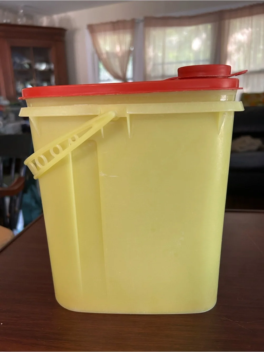 Vintage Tupperware beverage buddy holds 2 quarts of fluid, # 587 flip top lid